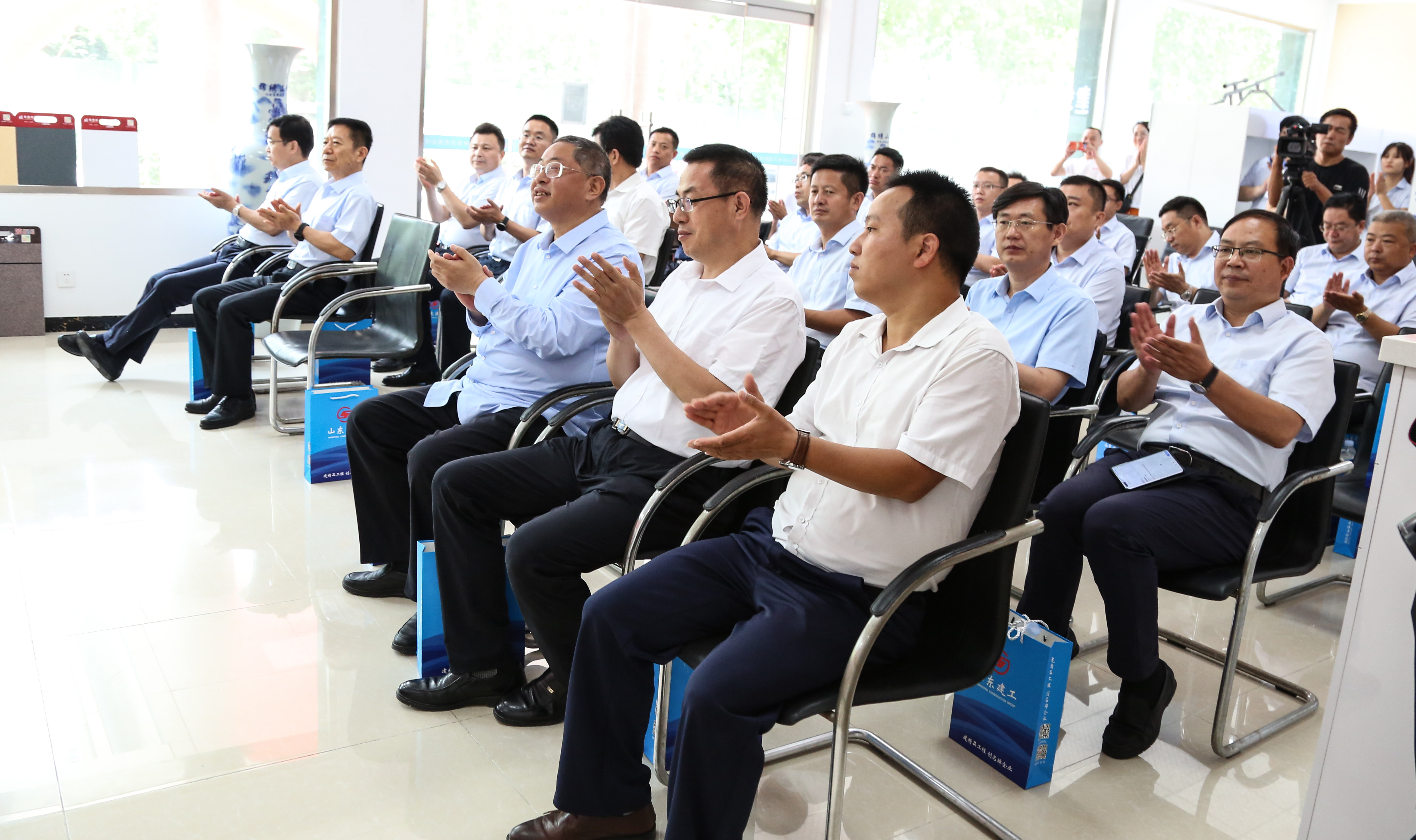 要聞︱石家莊市油漆廠與山東建工集團采購平臺——山東建工建材物資有限公司簽訂戰(zhàn)略合作協(xié)議(圖9) 0K0A9166.jpg